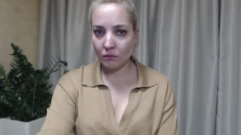 Snapshot of ohsweetmari chatting on 10/31/25, 06:42 Mari online show from 10/31/25, 06:42