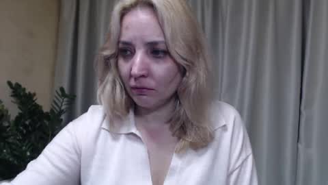 Snapshot of ohsweetmari chatting on 11/07/25, 04:29 Mari online show from 11/07/25, 04:29