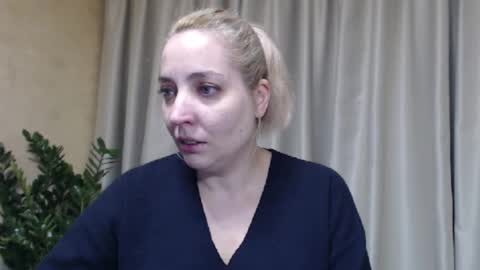 Snapshot of ohsweetmari chatting on 11/09/25, 09:18 Mari online show from 11/09/25, 09:18