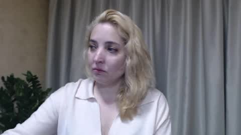 Snapshot of ohsweetmari chatting on 05/23/26, 04:44 Mari online show from 05/23/26, 04:44