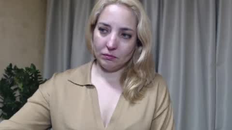 Snapshot of ohsweetmari chatting on 05/29/26, 05:33 Mari online show from 05/29/26, 05:33