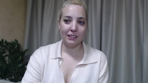 Snapshot of ohsweetmari chatting on 05/31/26, 02:35 Mari online show from 05/31/26, 02:35