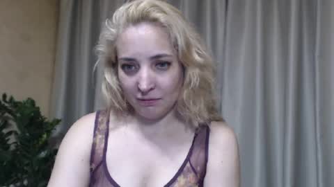 Snapshot of ohsweetmari chatting on 06/09/26, 03:56 Mari online show from 06/09/26, 03:56