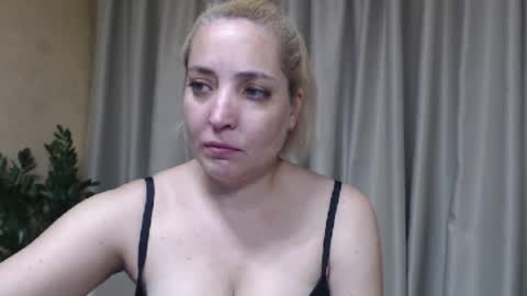 Snapshot of ohsweetmari chatting on 07/15/26, 02:44 Mari online show from 07/15/26, 02:44