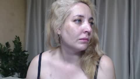 Snapshot of ohsweetmari chatting on 07/17/26, 02:34 Mari online show from 07/17/26, 02:34