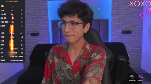 Snapshot of oliver_fast_ chatting on 01/15/25, 04:25 Oliver fast online show from 01/15/25, 04:25