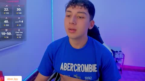 Snapshot of oliver_kyy chatting on 11/12/25, 02:01 oliveeer online show from 11/12/25, 02:01