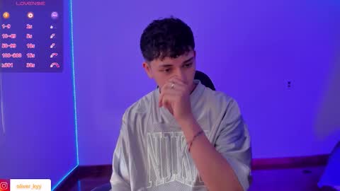 Snapshot of oliver_kyy chatting on 12/13/25, 07:53 oliveeer online show from 12/13/25, 07:53