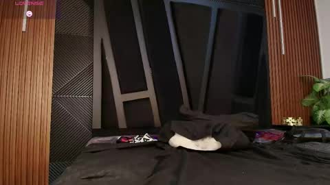 OLIVER LAURENT online show from 04/21/26, 01:42