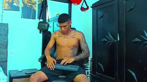 oliver_smith_2 online show from 11/25/25, 07:58