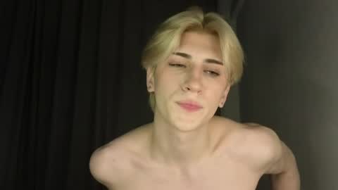 Snapshot of oliver_star_boy chatting on 05/18/26, 04:57 oliver online show from 05/18/26, 04:57