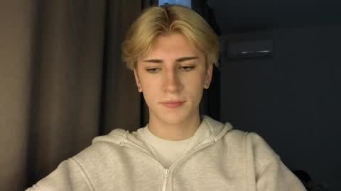 Snapshot of oliver_star_boy chatting on 05/25/26, 12:00 oliver online show from 05/25/26, 12:00
