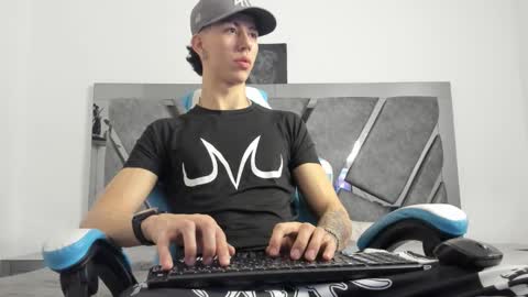 oliverthompson_01 online show from 12/17/24, 06:02