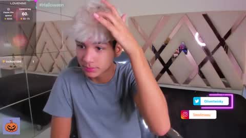 Snapshot of olivertwinky_ chatting on 10/09/25, 03:21 Oliver online show from 10/09/25, 03:21