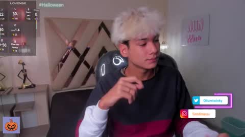 Snapshot of olivertwinky_ chatting on 10/16/25, 02:18 Oliver online show from 10/16/25, 02:18