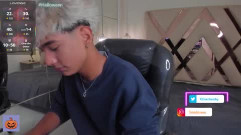 Snapshot of olivertwinky_ chatting on 10/21/25, 02:40 Oliver online show from 10/21/25, 02:40