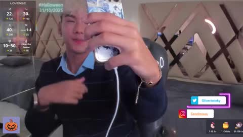 Snapshot of olivertwinky_ chatting on 10/22/25, 01:44 Oliver online show from 10/22/25, 01:44