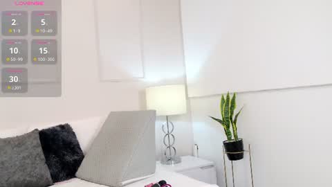 Snapshot of olivia_flamme chatting on 06/16/26, 11:24 olivia_flamme online show from 06/16/26, 11:24