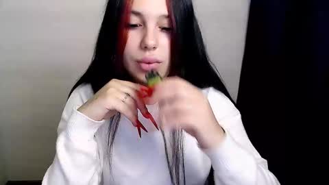 Snapshot of olivia_red_ chatting on 10/27/25, 05:00 Olivia online show from 10/27/25, 05:00