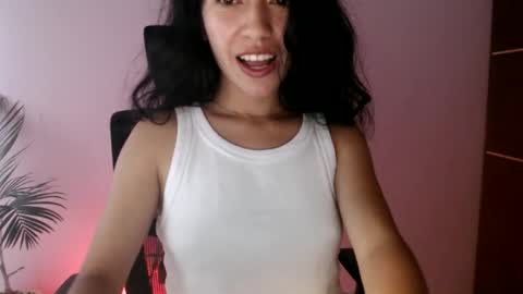 Snapshot of oliviaaa__ chatting on 05/25/26, 04:35 oliviaaa__ online show from 05/25/26, 04:35