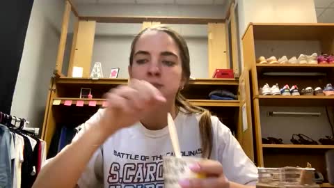 Snapshot of oliviaaraee chatting on 02/09/26, 10:47 oliviaaraee online show from 02/09/26, 10:47