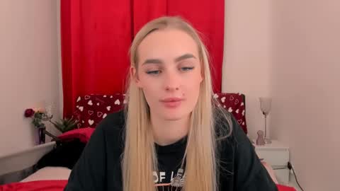 Snapshot of oliviahappy chatting on 02/20/25, 09:42 oliviaBeauty online show from 02/20/25, 09:42