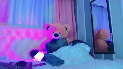 oliviahot01 online show from 12/01/25, 04:17