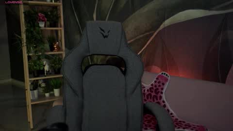 Liv online show from 10/08/25, 01:03