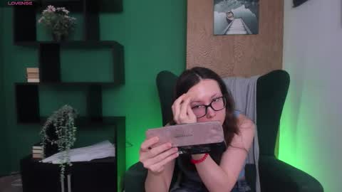 Snapshot of oliviaturner chatting on 12/16/25, 12:54 Olivia online show from 12/16/25, 12:54