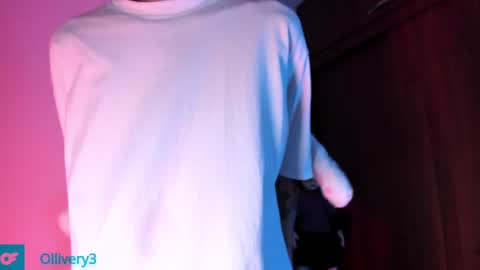 Snapshot of olliver___y chatting on 12/23/24, 05:28 online show from 12/23/24, 05:28