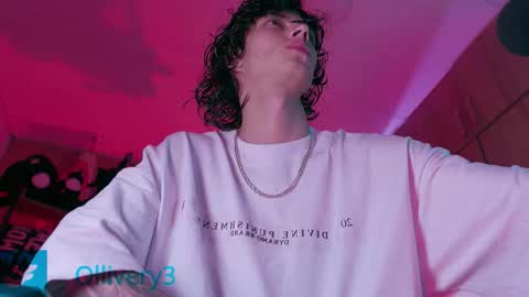 Snapshot of olliver___y chatting on 10/20/25, 02:12 online show from 10/20/25, 02:12