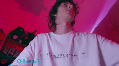 Snapshot of olliver___y chatting on 12/04/25, 04:11 online show from 12/04/25, 04:11