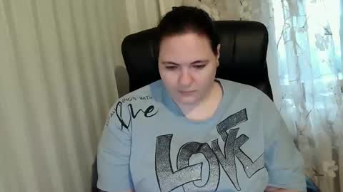 Snapshot of olyaandnetty chatting on 10/17/25, 02:08 OlyaAndNetty online show from 10/17/25, 02:08