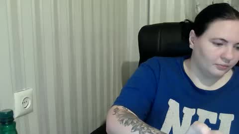 Snapshot of olyaandnetty chatting on 10/22/25, 07:02 OlyaAndNetty online show from 10/22/25, 07:02