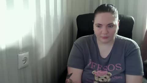 Snapshot of olyaandnetty chatting on 10/27/25, 07:23 OlyaAndNetty online show from 10/27/25, 07:23