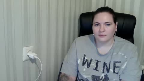 Snapshot of olyaandnetty chatting on 10/27/25, 07:40 OlyaAndNetty online show from 10/27/25, 07:40