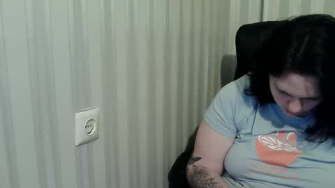 Snapshot of olyaandnetty chatting on 10/31/25, 02:07 OlyaAndNetty online show from 10/31/25, 02:07