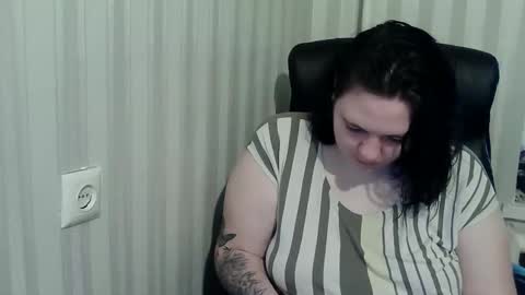 Snapshot of olyaandnetty chatting on 11/04/25, 07:18 OlyaAndNetty online show from 11/04/25, 07:18