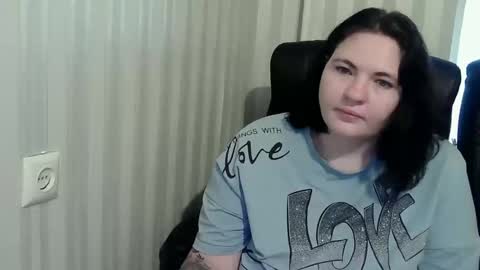 Snapshot of olyaandnetty chatting on 11/06/25, 09:32 OlyaAndNetty online show from 11/06/25, 09:32