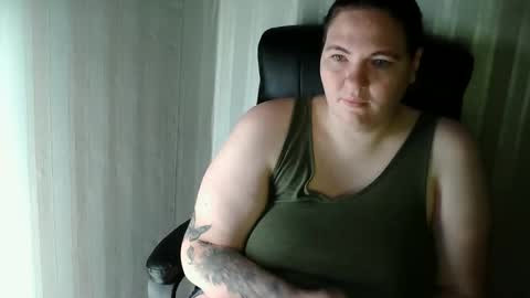 Snapshot of olyaandnetty chatting on 11/12/25, 02:56 OlyaAndNetty online show from 11/12/25, 02:56