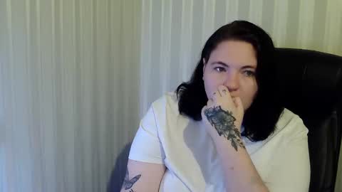 Snapshot of olyaandnetty chatting on 11/13/25, 05:56 OlyaAndNetty online show from 11/13/25, 05:56