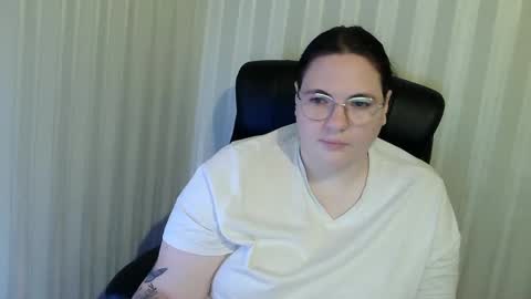 Snapshot of olyaandnetty chatting on 11/14/25, 06:50 OlyaAndNetty online show from 11/14/25, 06:50