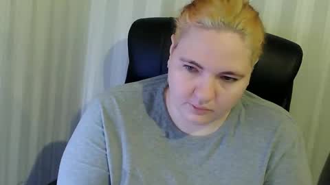 Snapshot of olyaandnetty chatting on 12/19/25, 03:08 OlyaAndNetty online show from 12/19/25, 03:08