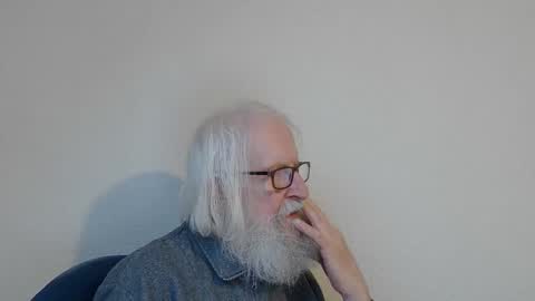 Snapshot of onanister chatting on 12/17/25, 08:09 Somewhere over the rainbow online show from 12/17/25, 08:09