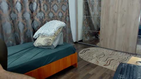 Snapshot of oneboy1x1 chatting on 11/29/25, 05:43 oneboy1x1 online show from 11/29/25, 05:43