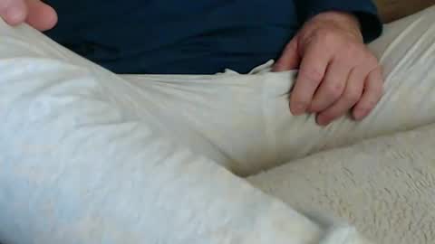 Snapshot of onehanglow chatting on 02/16/25, 06:10 Butch online show from 02/16/25, 06:10