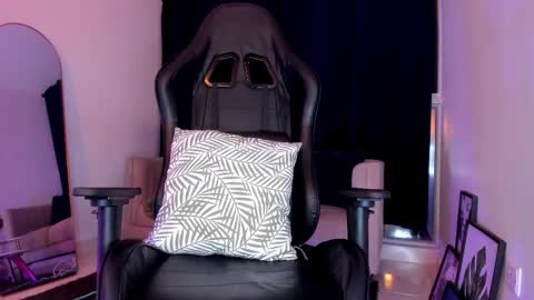 Snapshot of only_pammela chatting on 12/14/25, 11:42 misssaray official online show from 12/14/25, 11:42