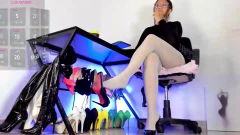 Snapshot of orianaflores chatting on 11/04/25, 12:43 You can call me Sussana online show from 11/04/25, 12:43