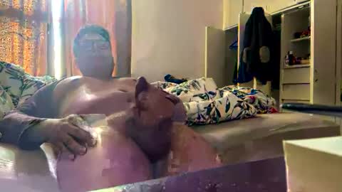 Snapshot of oskaradam02 chatting on 01/12/25, 04:40 Oskar A. online show from 01/12/25, 04:40