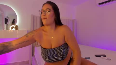 Snapshot of pamela_vega chatting on 02/06/25, 04:21 Manuela online show from 02/06/25, 04:21